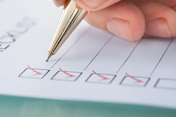 Empresario preparando lista de verificación — Foto de Stock