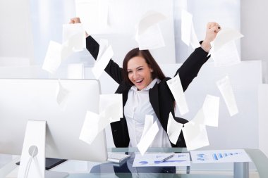 bilgisayar masasında oturan iş kadını