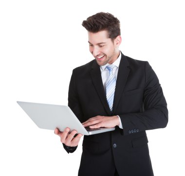 laptop dizüstü elinde tutan işadamı