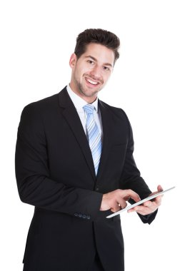 Dijital tablet kullanan işadamı