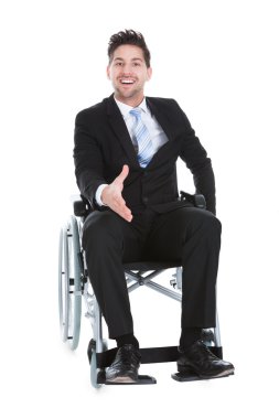 el sıkışma sunan tekerlekli sandalye üzerinde işadamı