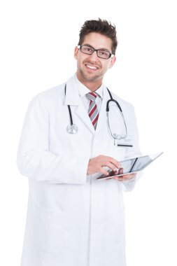 gülümseyen erkek doktor dijital tablet kullanma