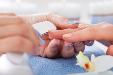 vrouw ondergaat manicure proces