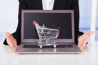 iş kadını cart ve dizüstü
