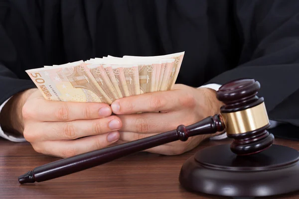 Суддя підрахував гроші на робочому столі — стокове фото