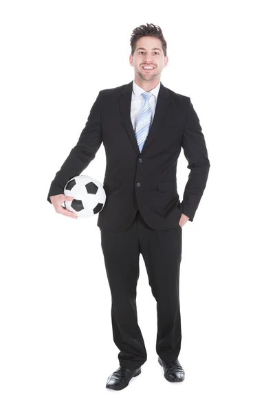 Νέος επιχειρηματίας, κρατώντας την μπάλα ποδοσφαίρου — Φωτογραφία Αρχείου
