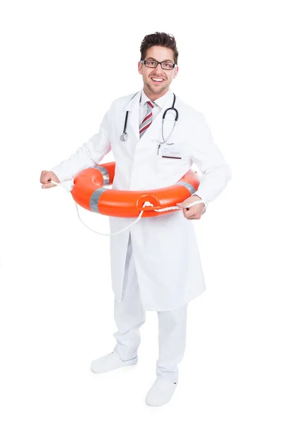 Mladý muž lékař nosí záchranný pás — Stock fotografie