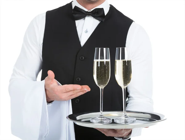 Cameriere che trasporta flauti di champagne sul vassoio — Foto Stock