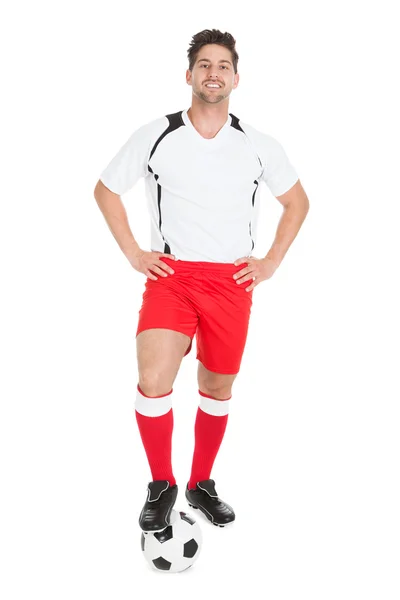 Spieler mit Bein auf Fußball — Stockfoto