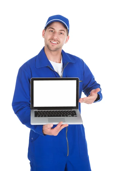 Mechaniker zeigt Laptop — Stockfoto