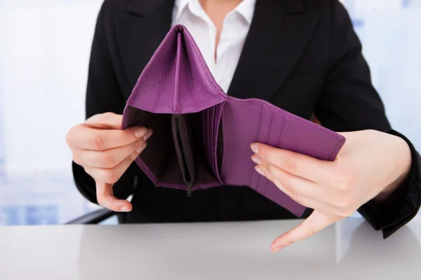 Mujer de negocios sosteniendo cartera vacía — Foto de Stock