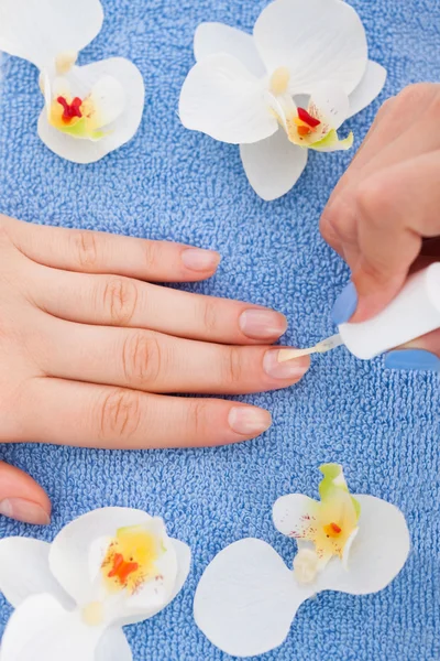 Manicure aplicando verniz liso — Fotografia de Stock