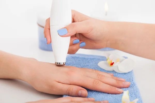 Manicure dando terapia de microdermoabrasão — Fotografia de Stock