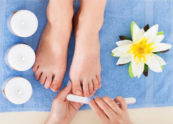 Mulher em processo de pedicure — Fotografia de Stock