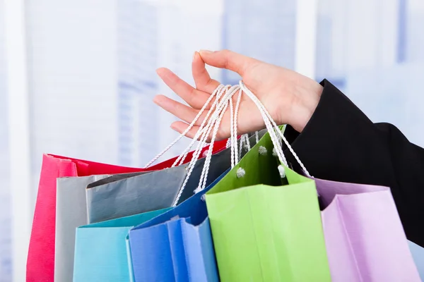 Empresária carregando sacos de compras — Fotografia de Stock