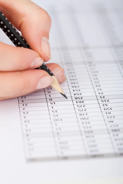 Businesswoman Writing On Financial Paper — Stock Photo, Image