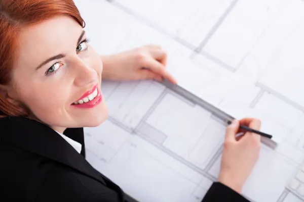 Businesswoman   working on blueprint — Stock Photo, Image