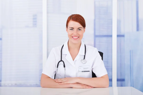 Young Female Doctor — Stock Photo, Image