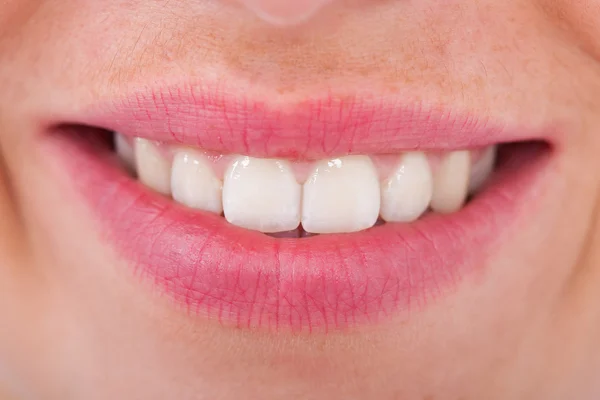 Jonge vrouw glimlachen — Stockfoto