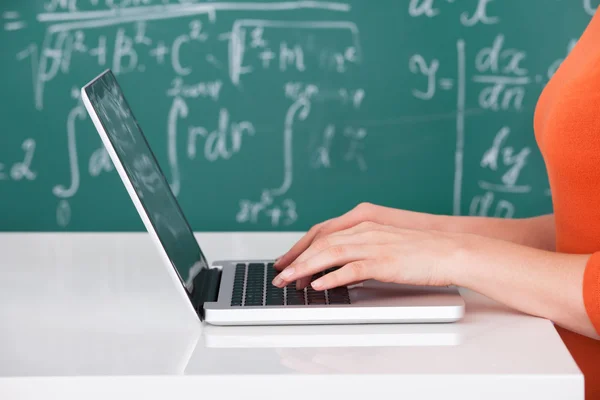 University Student Using Laptop — Stock Photo, Image