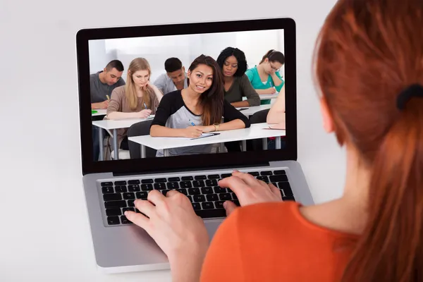 Estudante do sexo feminino assistindo aula on-line — Fotografia de Stock