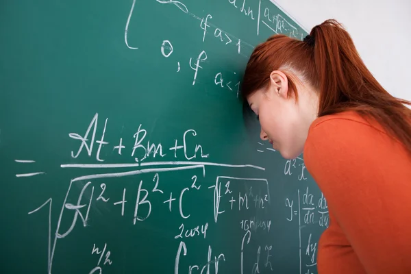 Studentin lehnt sich zurück — Stockfoto