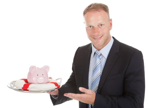 Empresario protegiendo Piggybank — Foto de Stock