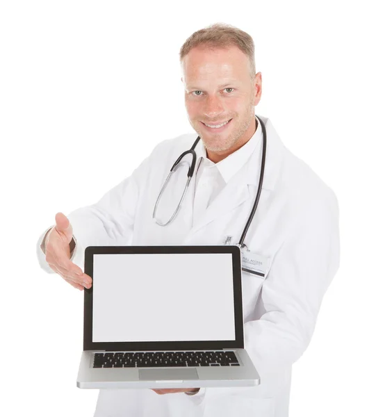 Jovem Médico Masculino Exibindo Laptop — Fotografia de Stock