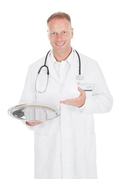 Doktor holding boş tepsi — Stok fotoğraf