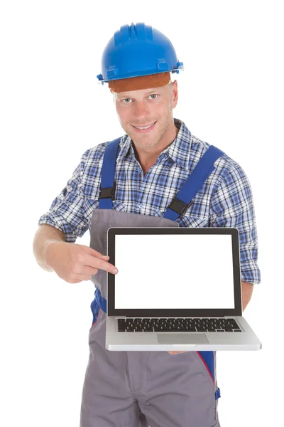 Handarbeiter zeigt Laptop an — Stockfoto