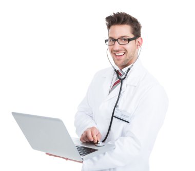 Doktor stetoskop ile laptop incelenmesi