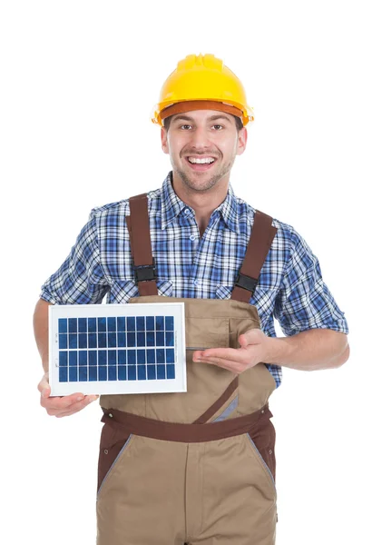 Reparador confiante segurando painel solar — Fotografia de Stock