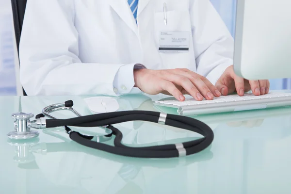 Doctor Using Computer — Stock Photo, Image