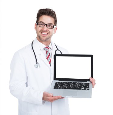 Genç erkek dizüstü bilgisayarı gösteren doktor