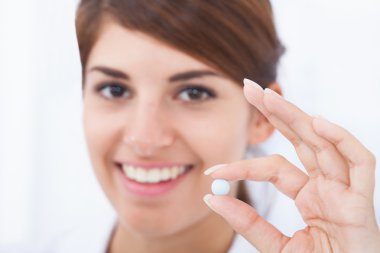 kadın doktor holding hap