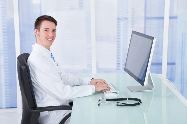 Médico usando o computador — Fotografia de Stock