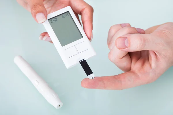 Doctor Checking Blood Sugar Level — Stock Photo, Image