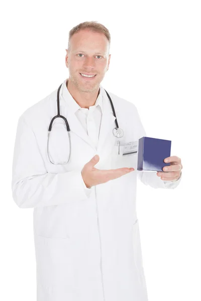 Läkaren håller medicin låda — Stockfoto