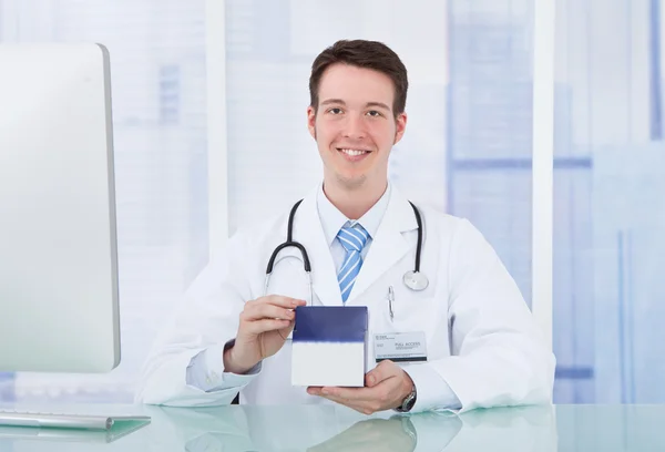 Doktor drží medicína box — Stock fotografie
