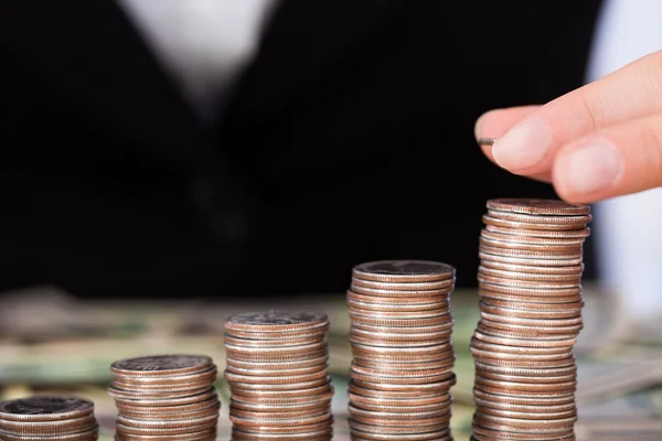 Businesswoman Arranging Coins — Stock Photo, Image