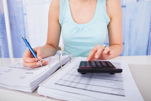 Mujer calculando las finanzas del hogar —  Fotos de Stock