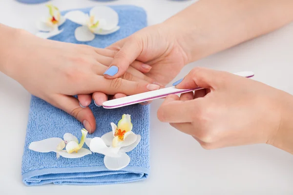 Vrouw ondergaat manicure proces — Stockfoto