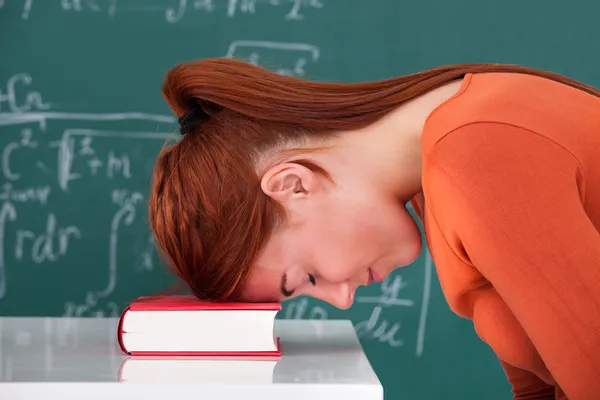 Student lutande huvudet på boken — Stockfoto