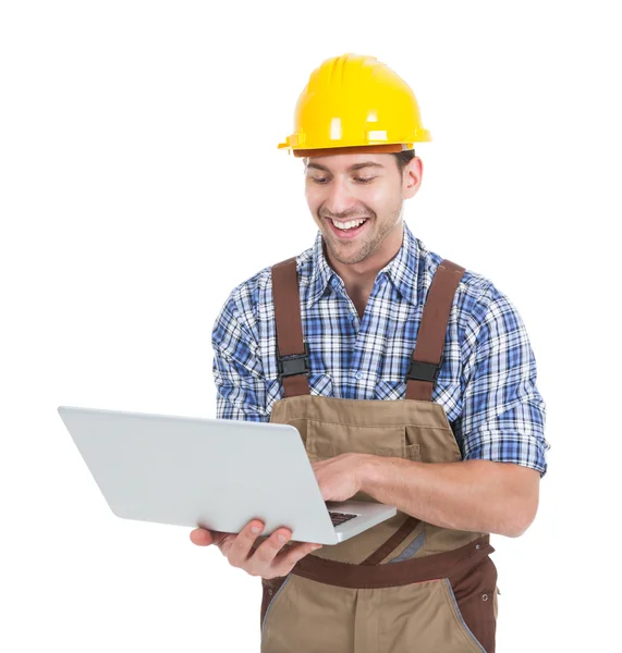 Manual Worker Using Laptop — Stock Photo, Image