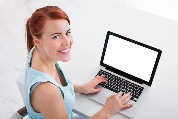 Mujer joven usando el ordenador portátil — Foto de Stock