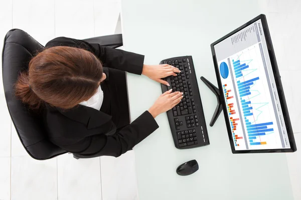 Businesswoman Making Financial Charts — Stok Foto