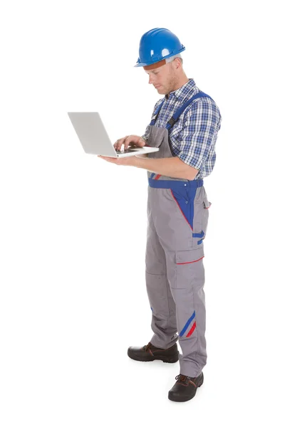 Manual Worker Using Laptop — Stock Photo, Image