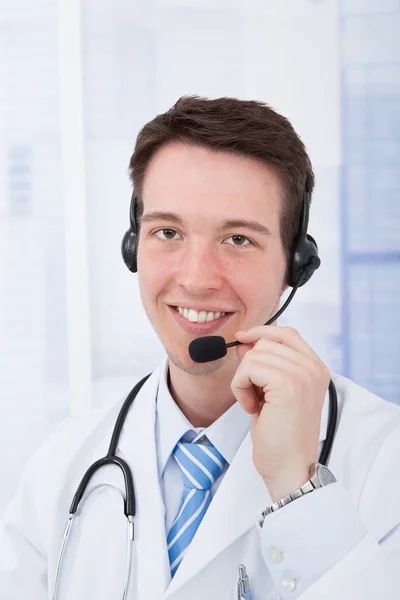 Lekarz sobie słuchawki — Zdjęcie stockowe