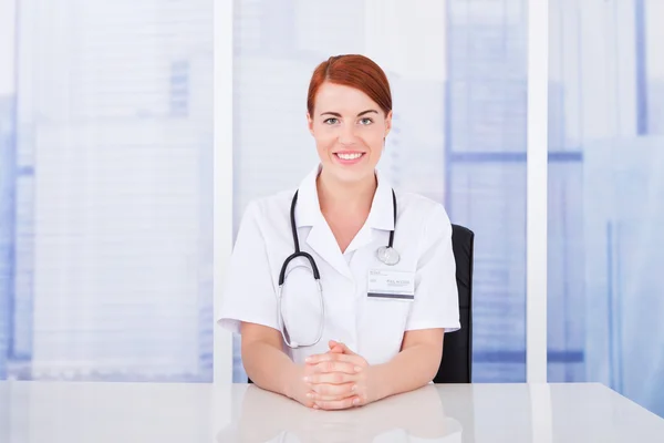 Doctora joven — Foto de Stock