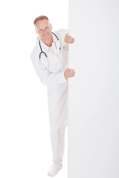 Šťastný muž doktor s billboard — Stock fotografie